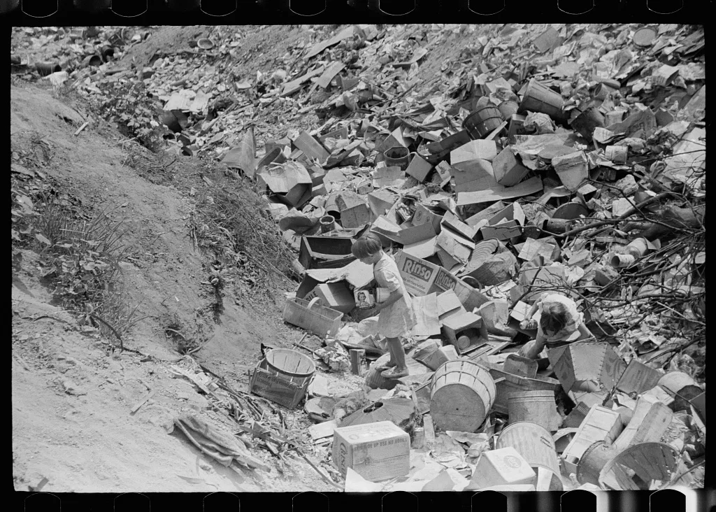 Children at city dump, Ambridge, Pennsylvania, 1938