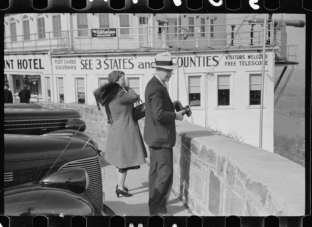 Tourist and his wife looking at the view, Allegheny Mountains,…, Pennsylvania, 1939