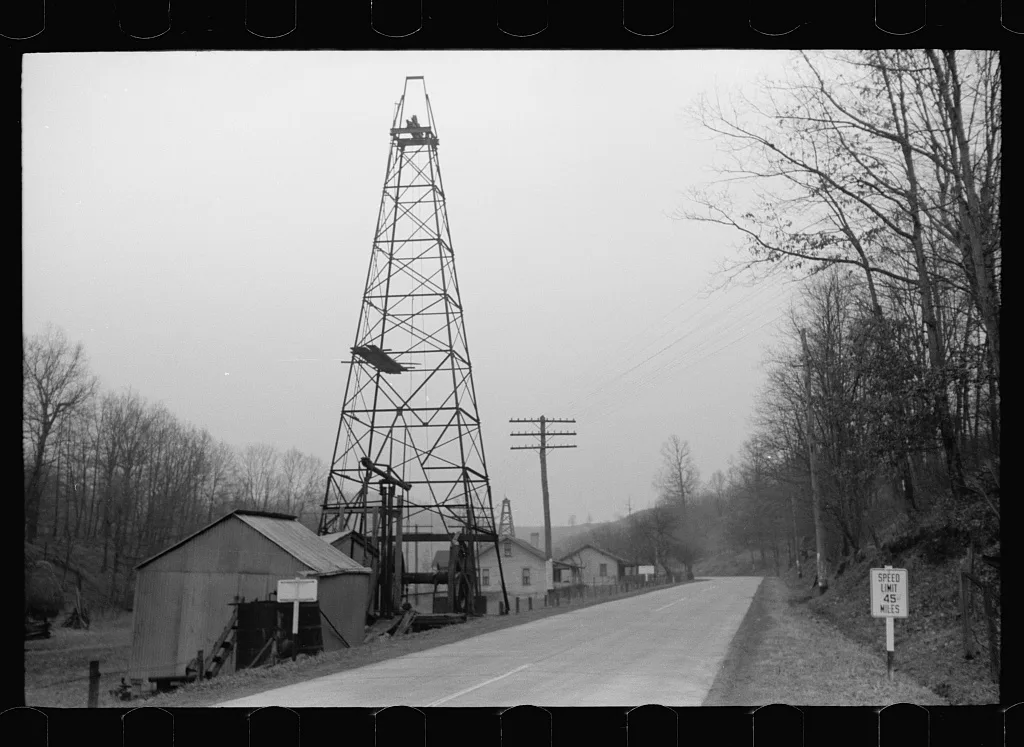 Oil well on Highway U.S. 50, Ritchie County, West Virginia, 1940
