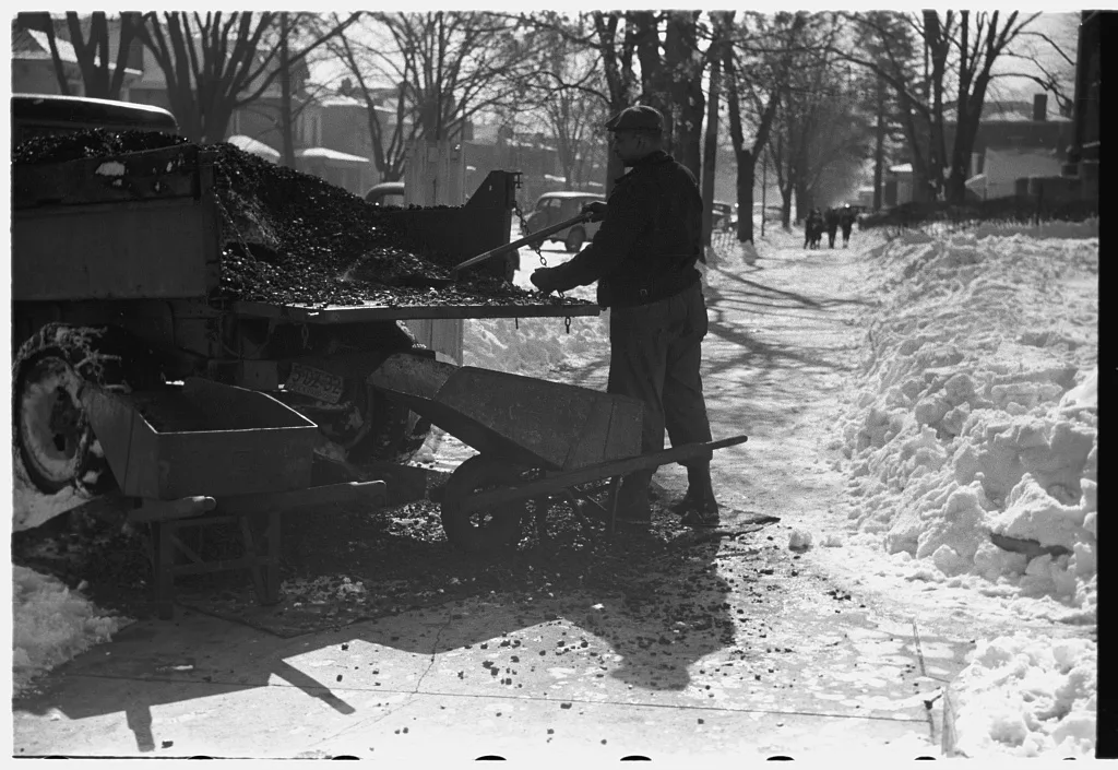 Delivering coal, Chillicothe, Ohio, 1940