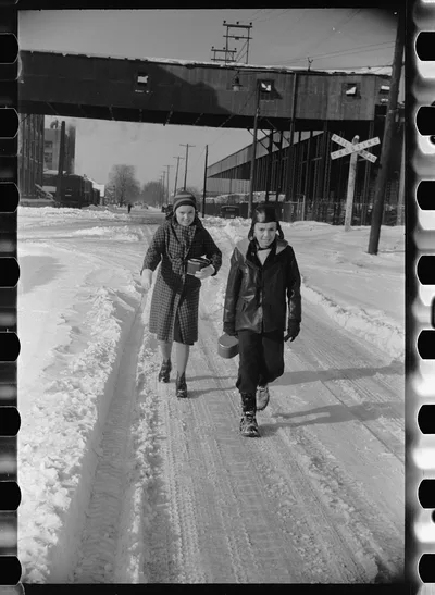 Children going home from school, Chillicothe, Ohio, 1940
