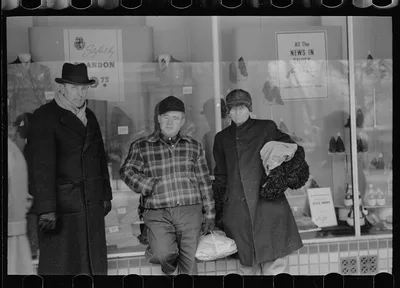 Farmers shopping, Marshalltown, Iowa, 1940