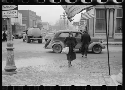 Salem, Illinois. Woman shopper, 1940