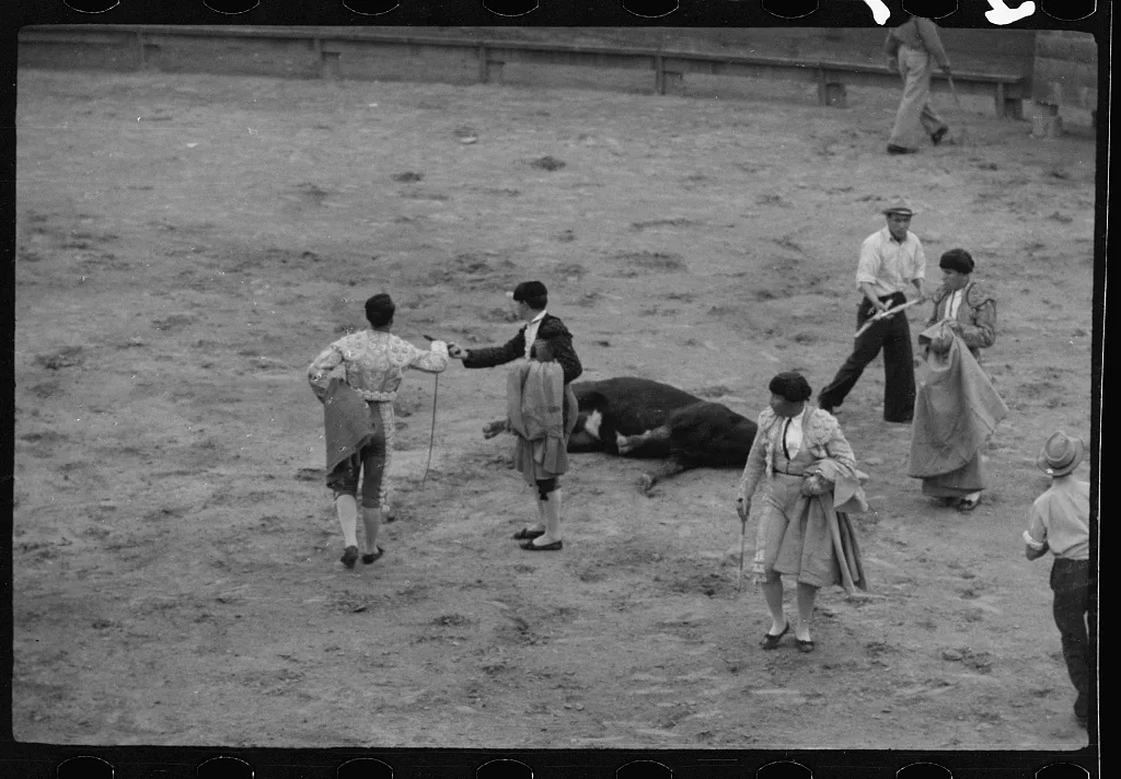 Matamoros, Mexico. Death of the bull, 1942