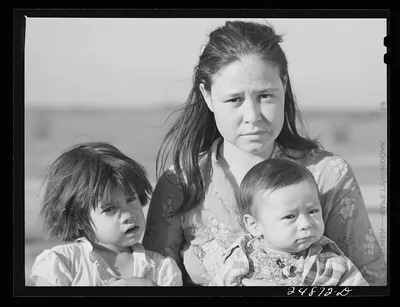 Migratory worker's wife and child. Robstown camp, Texas, 1942