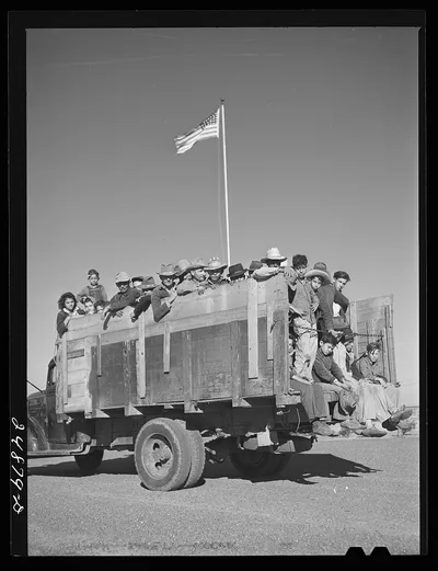Migratory workers returning from day's work. Robstown FSA (Farm…, Texas, 1942