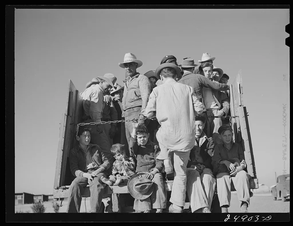Migratory workers returning from day's work. Robstown FSA (Farm…, Texas, 1942