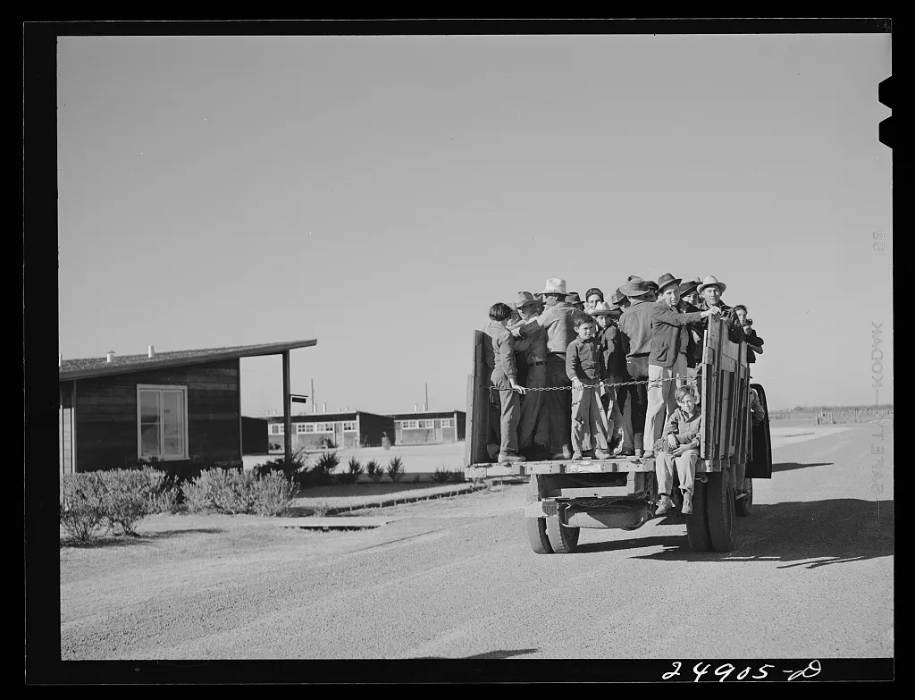 Migratory workers returning from day's work. Robstown FSA (Farm…, Texas, 1942