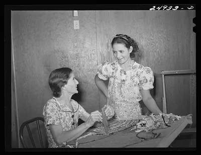 Harlingen, Texas. FSA (Farm Security Administration) camp. Hooking a…, 1942