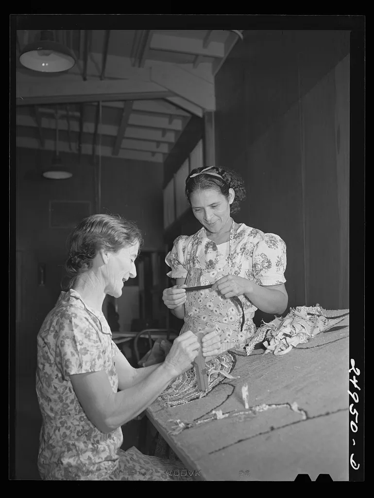Harlingen, Texas. FSA (Farm Security Administration) camp. Hooking a…, 1942