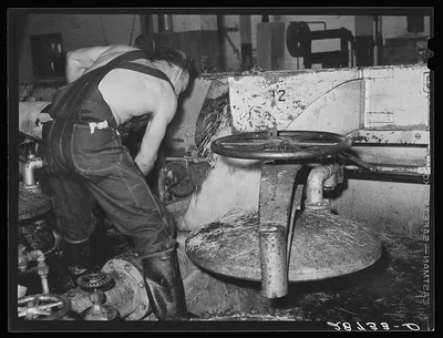 [Untitled photo, possibly related to: Loading diffusion chamber with…, Colorado, 1939