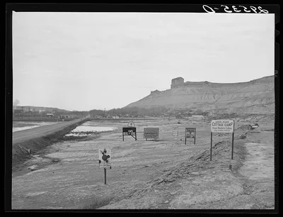 Signs along highway U.S. 30 approaching Green River. Wyoming, 1940