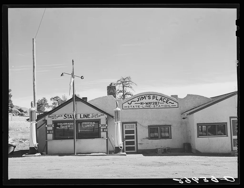 Gas station on Colorado--Wyoming state line, 1940