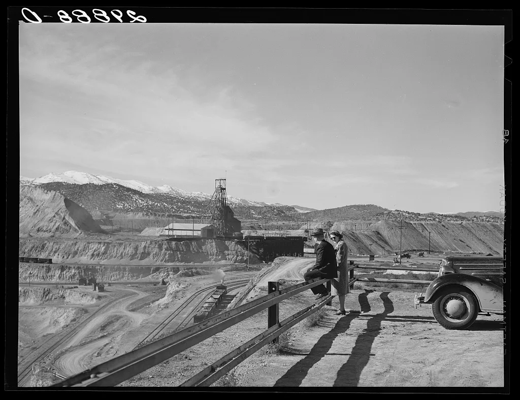 Tourists viewing copper pit. Ruth, Nevada, 1940
