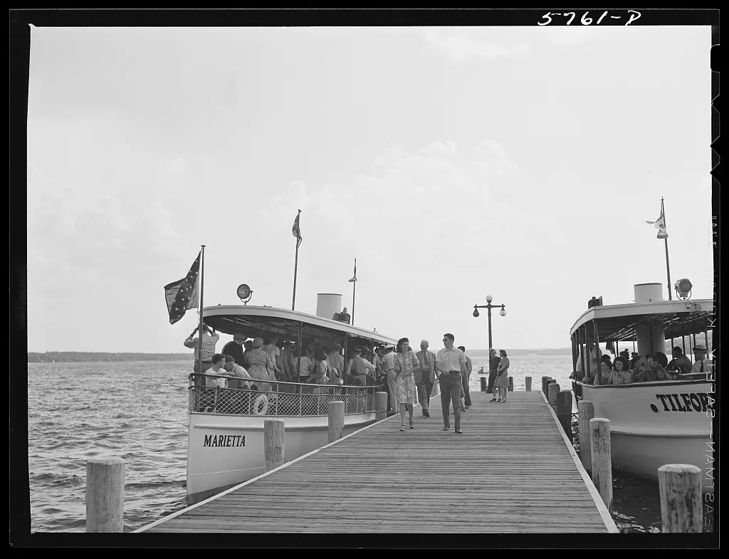 Lake Geneva, Wisconsin. Sightseers and excursion boats, 1942