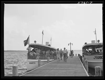 Lake Geneva, Wisconsin. Sightseers and excursion boats, 1942